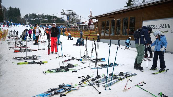 Wintersport: Bei frostigen Temperaturen hat die Saison in den Skigebieten des Sauerlands begonnen. (Archivbild)
