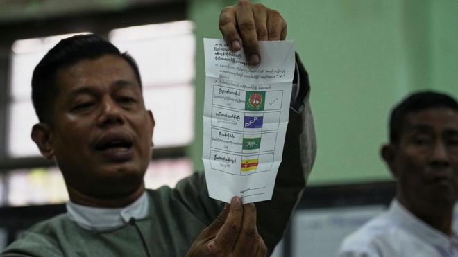 Votum im Bürgerkriegsland: Beobachtern zufolge sollen viele Wähler von der Junta eingeschüchtert worden sein.