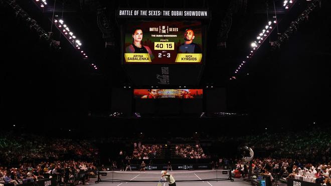 Show-Match in Dubai: Nick Kyrgios beim Aufschlag im Battle of the Sexes gegen Aryna Sabalenka.