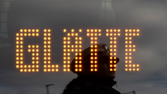 Verkehr: Laut den Beamten war die Straße winterlich glatt. (Symbolbild)