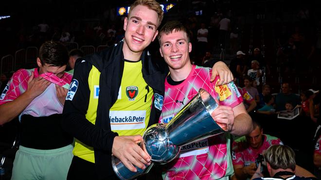 Handball-Bundesliga: Torhüter Lasse Ludwig (l) und Nils Lichtlein jubeln 2024 nach dem Gewinn des Supercup.