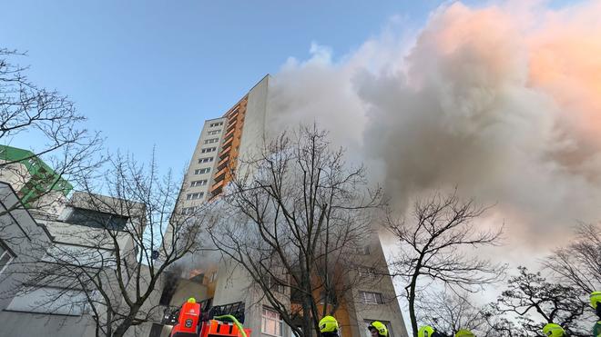 Ursache unklar: Die Feuerwehr hat den Brand in einem Hochhaus in Berlin-Spandau gelöscht.
