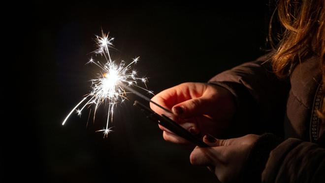Jahreswechsel: Wunderkerzen und Tischfeuerwerk bergen weniger Risiko als so mancher Böller. (Archivbild)