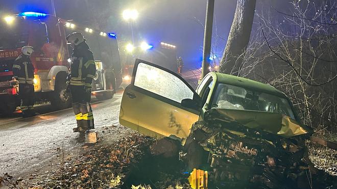 Verkehr: Ein Auto ist in Sprockhövel von der eisglatten Straße abgekommen.