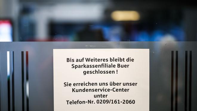 Kriminalität: Ein Schild informiert die Kunden der Bank darüber, dass die Filiale bis auf Weiteres geschlossen bleibt.