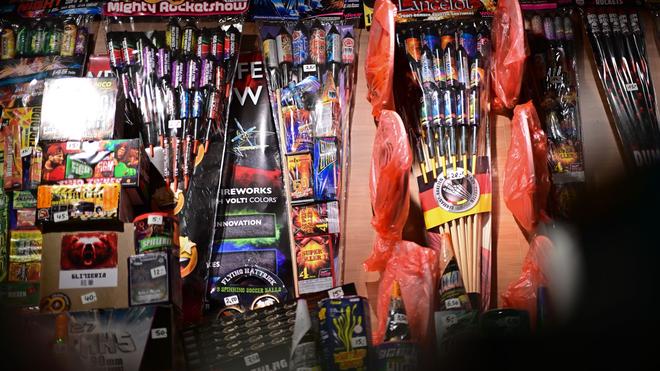 Silvester-Feuerwerk: Feuerwerk für die Silvesternacht ist jetzt im Handel. Mancherorts in Brandenburg und in Berlin wurden Container mit gelagerter Pyrotechnik aufgebrochen. (Symbolbild)