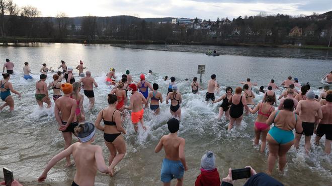 Tradition ausgebremst: Mit dem Neujahrsschwimmen im Jenaer Schleichersee wird es 2026 nichts - der See ist von Eis überzogen. (Archivbild)