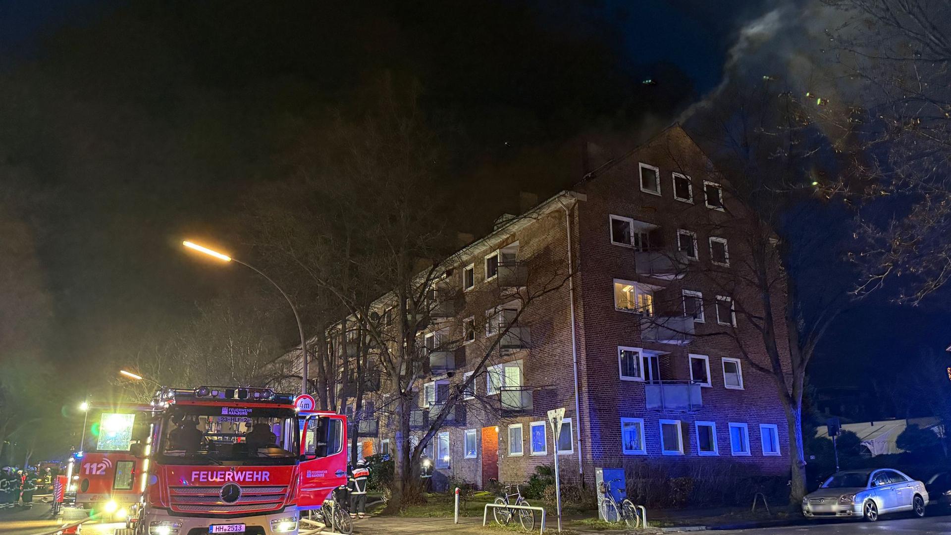 Notfälle: Feuerwehr löscht Dachstuhlbrand in Hamburg
