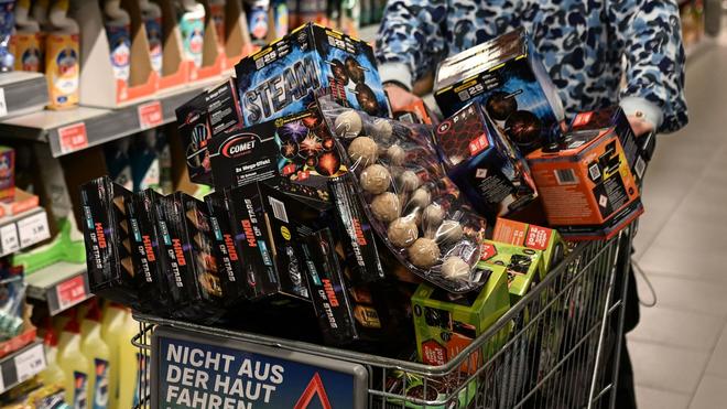 In Niedersachsen und Bremen: Der Verkauf von Silvester-Feuerwerkskörpern ist wieder erlaubt - die ersten Kunden stürmten schon um Mitternacht die Geschäfte.