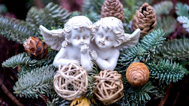 Grabschmuck geklaut: Diebe haben es oft auf Gestecke und Blumen auf den Gräbern abgesehen. (Symbolbild)