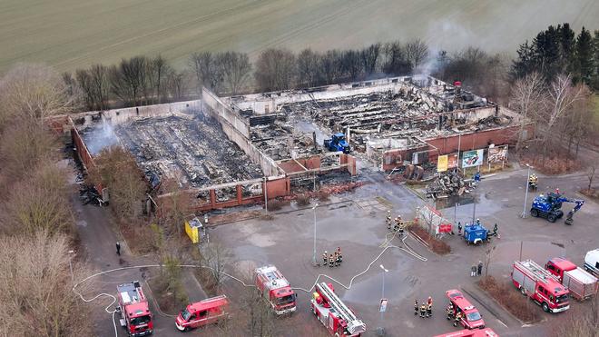 Supermärkte in Flammen: Zwei Jugendliche könnten für den Brand des Supermarktes verantwortlich sein. (Archivbild)