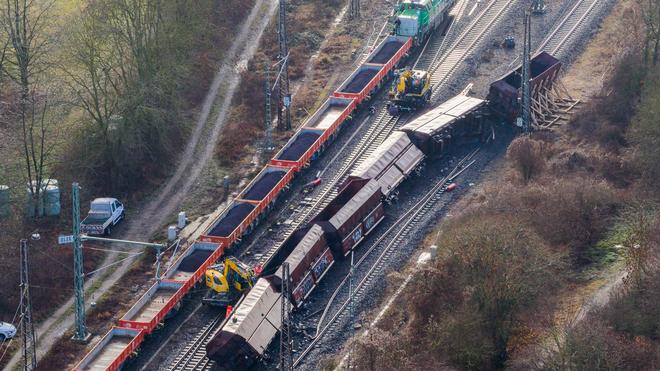 Lange Reparatur: Sechs Waggons sind verunfallt.