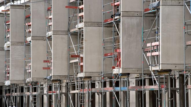 Immobilienkauf: Wer in München eine Eigentumswohnung kaufen will, blutet finanziell auch als Besserverdiener. Im deutschlandweiten Schnitt jedoch ist der Kauf einer Wohnung laut Interhyp bezahlbarer geworden. (Symbolbild)