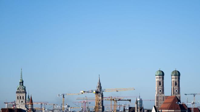 Wachstum: Baukräne in München. Im kommenden Jahr könnte die bayerische Wirtschaft nach Prognose der Vereinigung der bayerischen Wirtschaft wieder leicht wachsen. (Symbolbild)