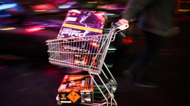 Mehrere Vorfälle in NRW: In Duisburg, Bochum und im Kreis Steinfurt haben Unbekannte ganze Seecontainer aufgebrochen und Knaller und Böller gestohlen.