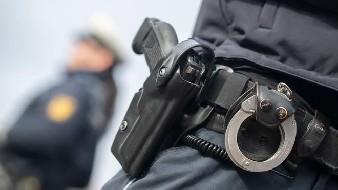 Verbrechensbekämpfung: Immer wieder sehen sich Polizisten gezwungen, zur Waffe zu greifen. (Symbolbild)