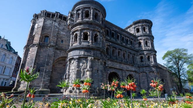 Denkmäler: Die Sanierung der Südfassade der Porta Nigra beginnt (Archivbild)