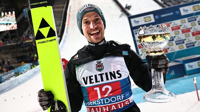 Vierschanzentournee: Felix Hoffmann darf doch noch über einen Podestplatz jubeln.