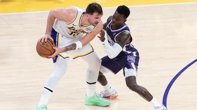 NBA: Dennis Schröder (rechts) musste sich mit Sacramento den Los Angeles Lakers und Luka Doncic klar geschlagen geben.