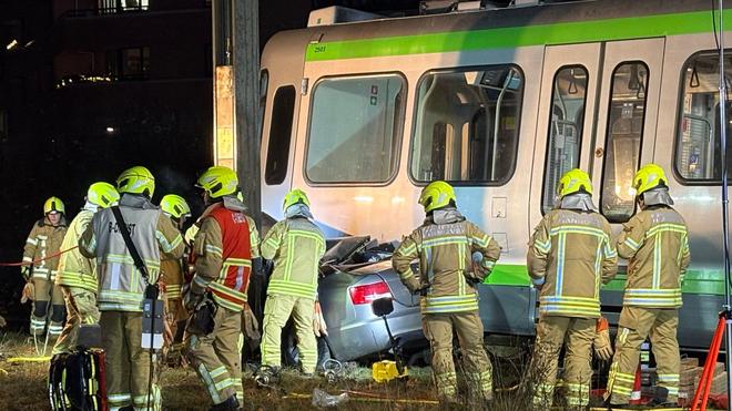 Unfall nahe Messegelände: Das Auto wurde mehrere Meter mitgeschleift.