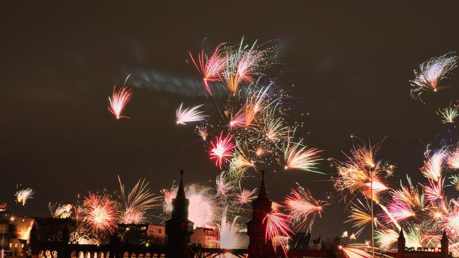 Böllern in Berlin: Schön anzusehen, doch für Tiere bedeutet die Knallerei an Silvester vor allem Stress. (Archivbild)