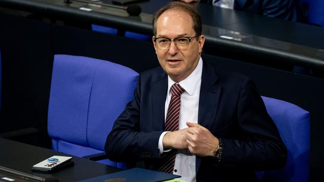 Bundeslagebild: Bundesinnenminister Alexander Dobrindt (CSU) plädiert für härtere Strafen. (Archivbild)