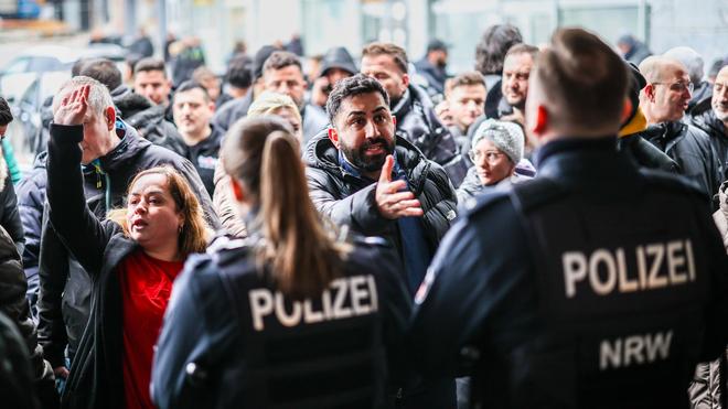 Kriminalität: Zahlreiche Unterlagen liegen auf dem Boden des Tresorraums.