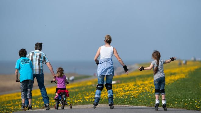 Umfrage: Mehr Zeit mit der Familie und mit Freunden - das nehmen sich viele Menschen für 2026 vor. (Symbolbild)