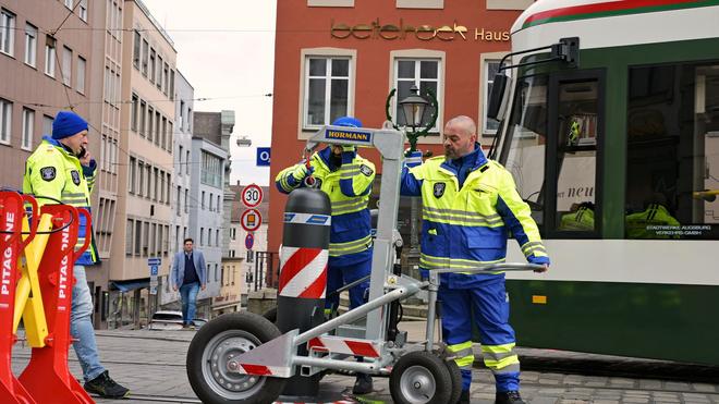 Sicherheitskonzept: Mit mobilen Pollern am Weihnachtsmarkt, die teilweise minütlich verrückt werden mussten, sorgte die Stadt Augsburg für Aufsehen. (Archivbild)