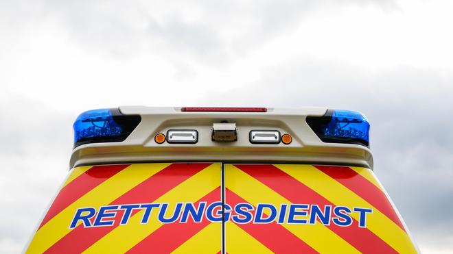 Notfall am Steuer: Der Rettungsdienst brachte den 81-jährigen Autofahrer nach dem Unfall in ein Krankenhaus. (Symbolbild)