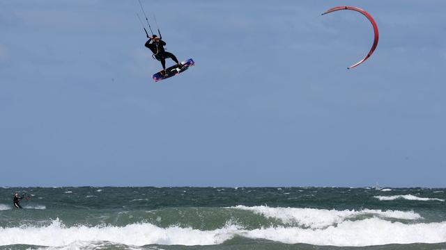 Wassersport: Aus kaltem Wasser gerettet - Kitesurfer vor Rügen verfangen