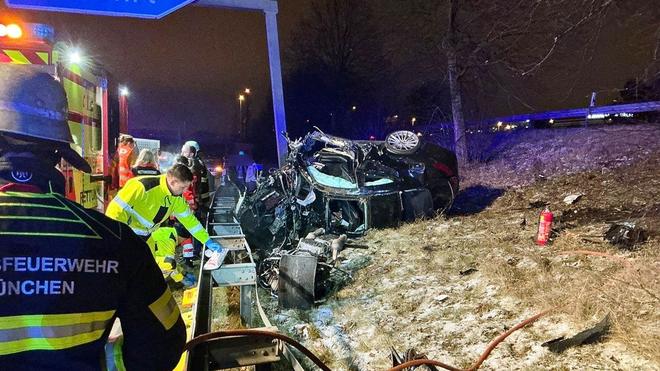 Unfälle: Mehrere Helfer und Helferinnen reagierten laut Feuerwehr vorbildlich und versorgten den verletzten Fahrer.