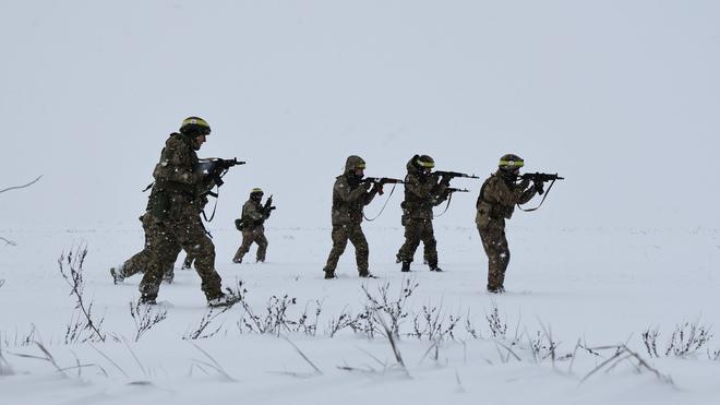 Fotografie: Auf diesem vom Pressedienst der 65. Mechanisierten Brigade der Ukraine zur Verfügung gestellten Foto nehmen Rekruten an Übungen auf einem Übungsgelände in der Region Saporischschja teil.