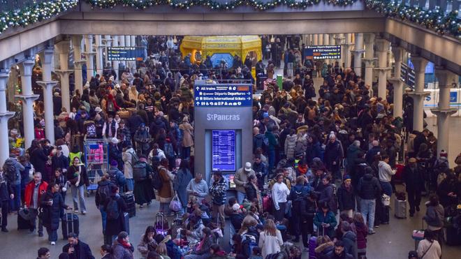 Bahnverkehr zeitweise gestoppt: Die vorübergehende Sperrung des Eurotunnels dürfte vielen Menschen die Silvesterpläne durchkreuzt haben.