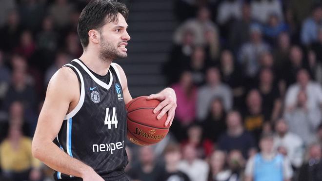 Eurocup: Benedikt Turudic von den Hamburg Towers hält den Spielball in der Hand. (Archivbild)