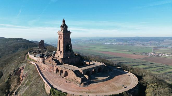 Wetterbilanz: Sonnenschein über dem Kyffhäuserdenkmal: 2025 gehört zu den sonnigsten Jahren, die Thüringen bislang erlebt hat. (Archivbild)