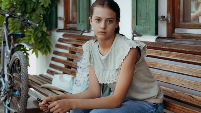 Fernsehen: Sophia Gruber (Ylvi Unertl) macht sich Sorgen um den Gesundheitszustand ihrer neuen Freundin Mia. «Der Bergdoktor» geht in die 19. Staffel.