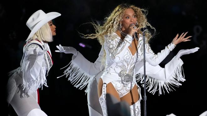 Leute: Auch der Auftritt bei der NFL ließ laut «Forbes» Beyoncés Vermögen wachsen. (Archivbild)