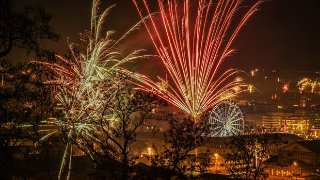 Aussichten: Feuerwerk erleuchtet den Himmel in der Silvesternacht. (Archivbild)