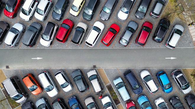 Die beliebtesten Autofarben: Bei Pkw-Neuzulassungen dominieren weiter gedeckte Lackierungen. (Archivbild)