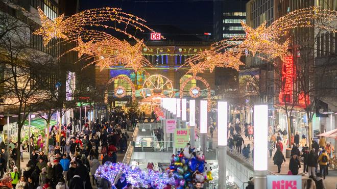 Einkaufen rund um Weihnachten: Zwischen Lichterglanz und Ladenkasse: Viele Einkäufe werden erst nach den Feiertagen erledigt. (Archivbild)