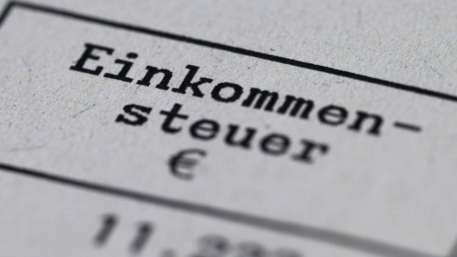 Wirtschaften für das Finanzamt: Über 80 Prozent der deutschen Unternehmen finden laut einer Befragung des Ifo-Instituts im Auftrag der Stiftung Familienunternehmen auch die Steuern für ihre Arbeitnehmer zu hoch. (Symbolbild)