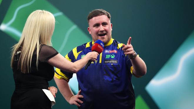 Darts-WM in London: Grüße an die Fans: Weltmeister Luke Littler reagiert auf Buhrufe.