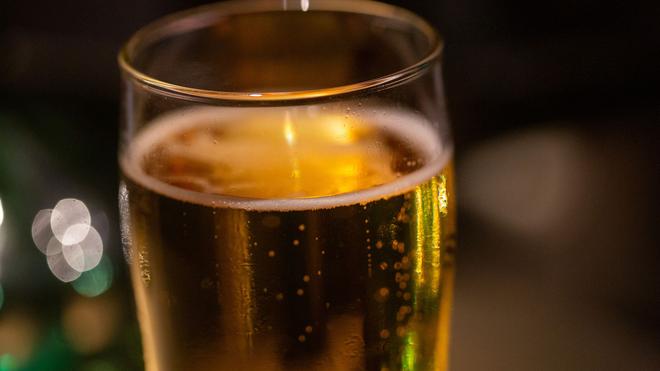 "Dry January": Anstoßen zu Silvester, aber danach bitte einen «Dry January» einlegen, rät die Krankenkasse Barmer. (Symbolbild)