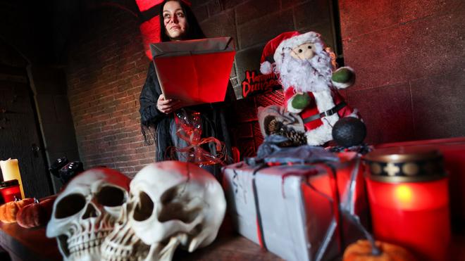 Schrottwichteln: Im Hamburg Dungeon konnten wieder ungewollte Weihnachtsgeschenke getauscht werden.
