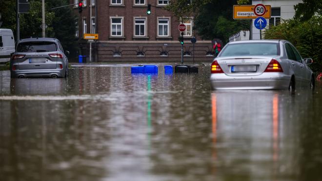 Unwetter-Bilanz: Im zu Ende gehenden Jahr gab es nach einer ersten Schätzung weniger Unwetterschäden in Deutschland. (Archivbild)