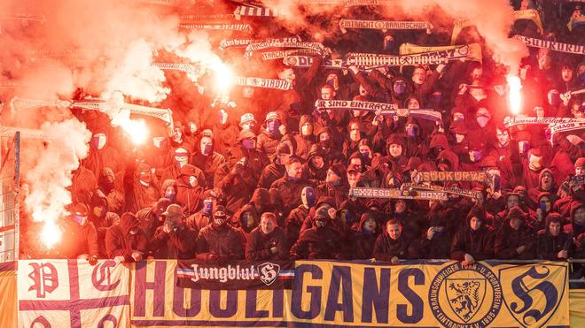 Sicherheit in Stadien: Pyrotechnik im Fanblock: Trotz Verboten wird in deutschen Stadien immer wieder gezündelt. (Archivbild)