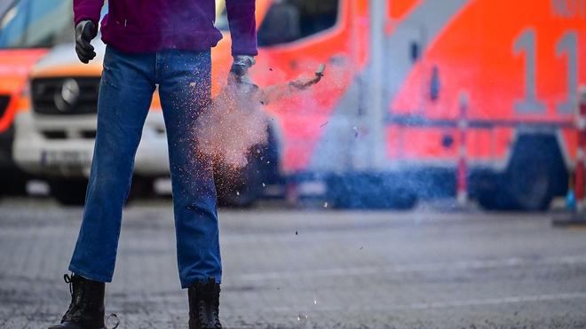 Jahreswechsel: Gefährliche Mutproben an Silvester können zu schweren Verletzungen führen. (Symbolfoto)
