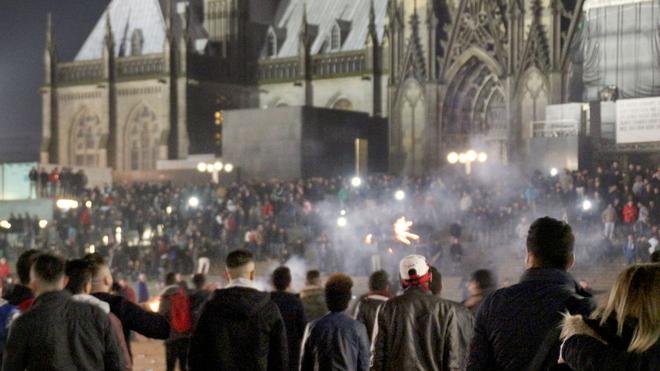 Sexuelle Übergriffe auf Frauen: Junge Männer auf dem Platz vor dem Dom und keine Polizei weit und breit - so blieb die Kölner Silvesternacht visuell in Erinnerung. Viele Frauen wurden in der Nacht Opfer sexueller Übergriffe. (Archivbild)