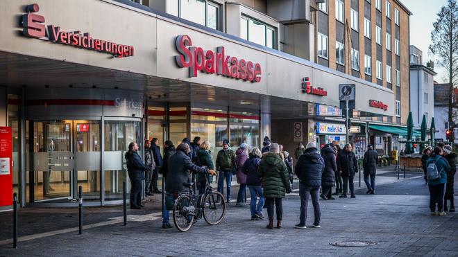 Schließfächer geknackt: Die Polizei räumte den Vorraum der Filiale und beruhigte auch mit Lautsprecherdurchsagen die Situation.